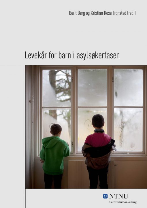 Omslaget i grått med titeln i svart text, bilden visar ryggarna på två barn som tittar ut genom ett fönster