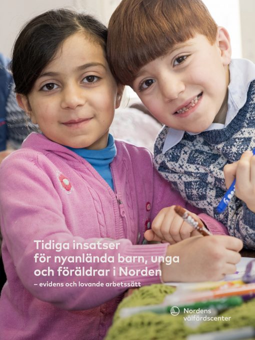 Rapportomslag Tidiga insatser för nyanlända barn, unga och föräldrar. Bilden föreställer två leende barn i 6-årsåldern