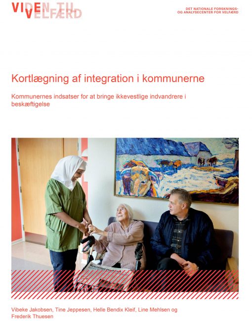Rapportens omslag med ett fota av en kvinna med hijab som håller i en äldre vithårig kvinnas hand , bredvid sitter en man, kanske hennes son