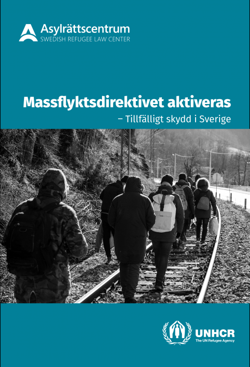 Rapportens framsida med svartvit foto av flyktingar som går på ett tågspår