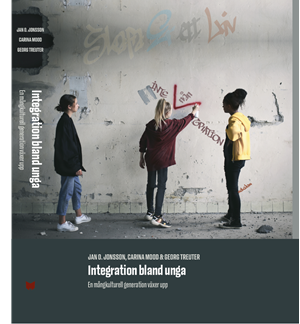 Rapportens framsida. tre unga personer framför en betongvägg