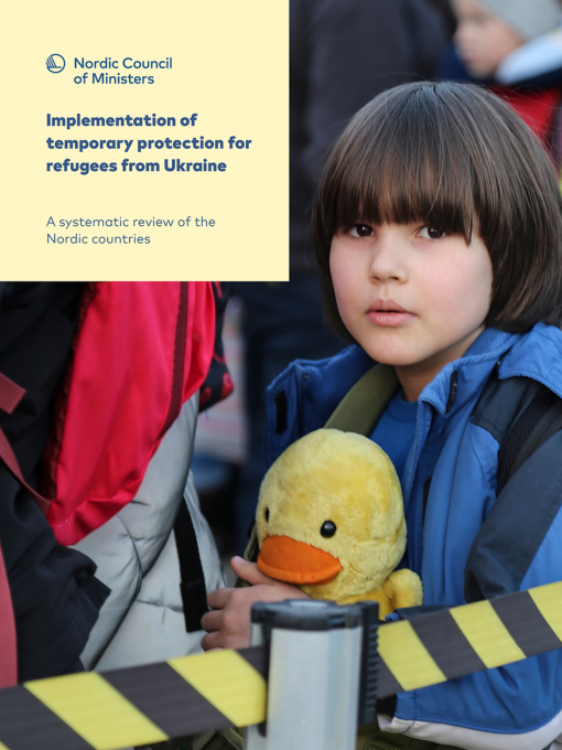 Rapportens omslag med en bild på ett barn med en ryggsäck och ett gosedjur