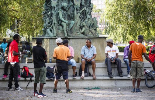 En gruppe af afrikanere befinder sig på et torv i Stockholm