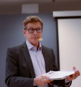 Aarne Kinnunen, avdelningschef vid Justitieministeriet i Finland, var debattledare.