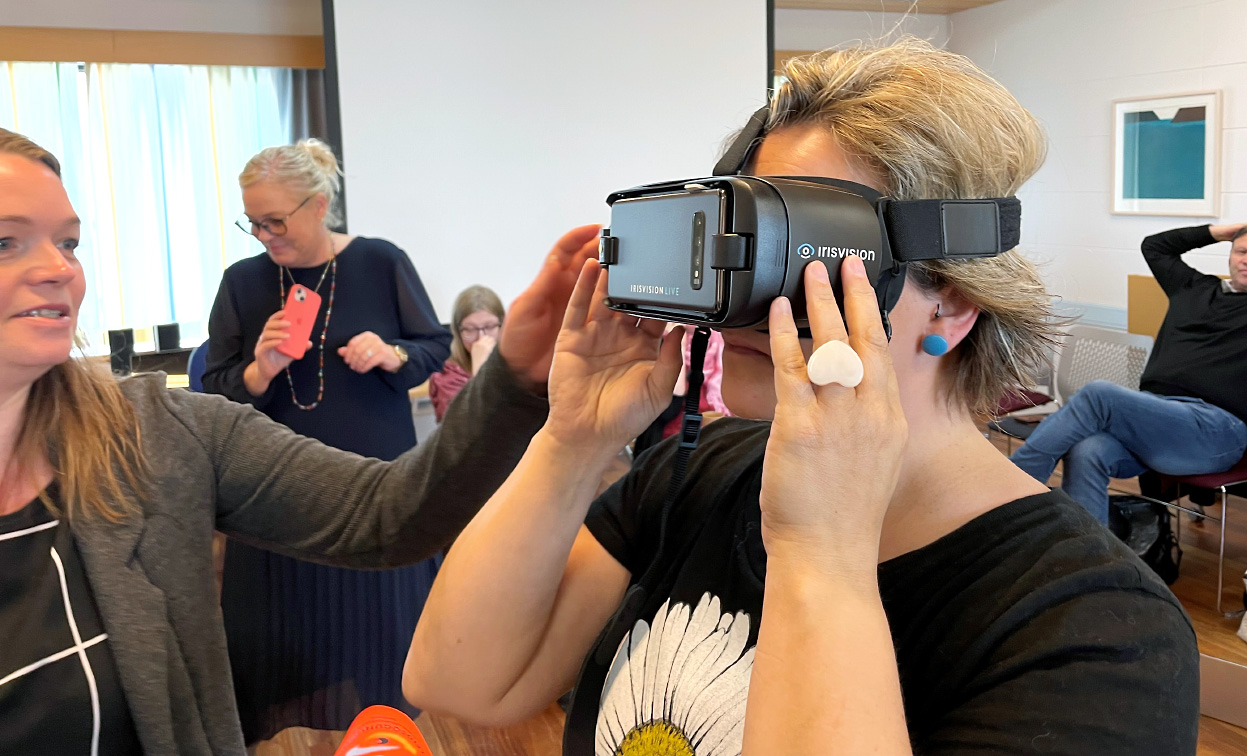 Bilde av en person som prøver en VR-brille