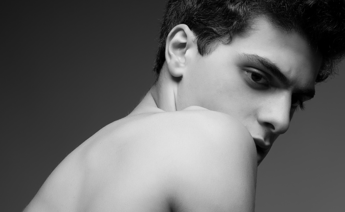 8537706-beautiful-handsome-muscular-male-model-posing-over-gray-background-healthy-skin-vogue-style-close-up-copy-space-black-and-white-monochrome-fashion-studio-portrait.jpg