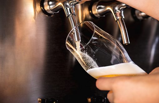Bartender häller upp en öl