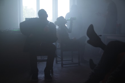unga%20dricker%20inomhus