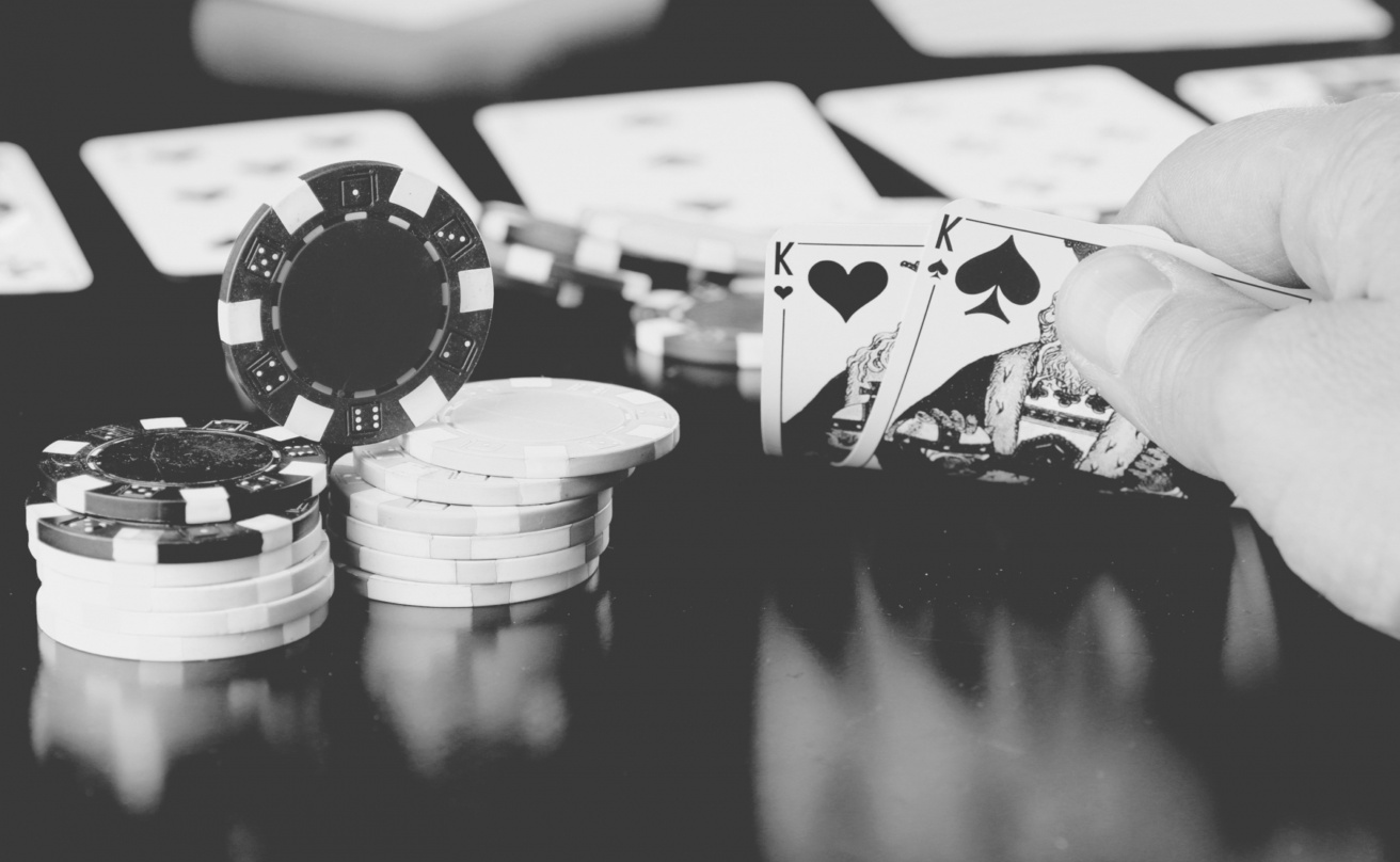 18040553-poker-chips-cards