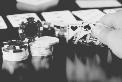 18040553-poker-chips-cards