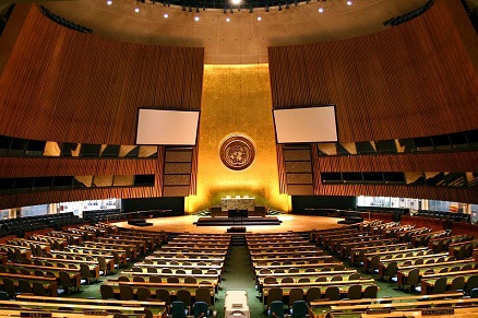 1024px-UN_General_Assembly_hall%20webb