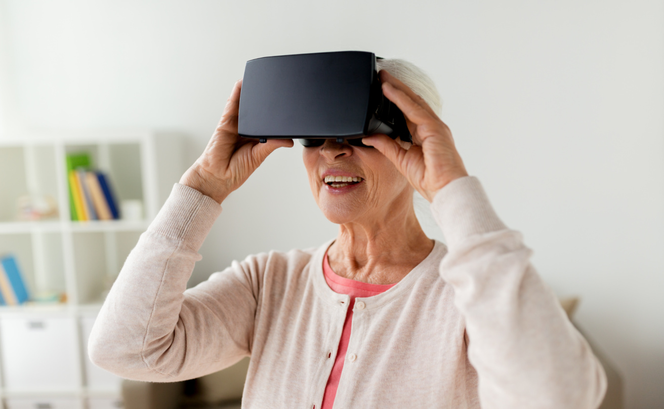 Äldre kvinna provar VR-glasögon.