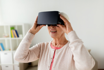 Äldre kvinna provar VR-glasögon.