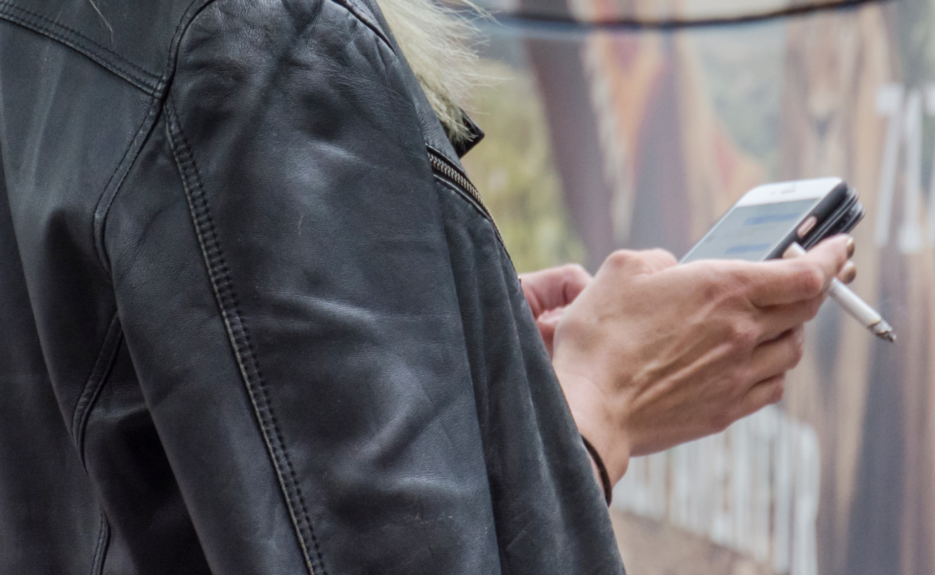 24553315-mobiltelefon röker nya webben