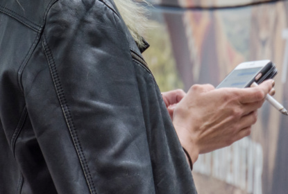 24553315-mobiltelefon röker nya webben