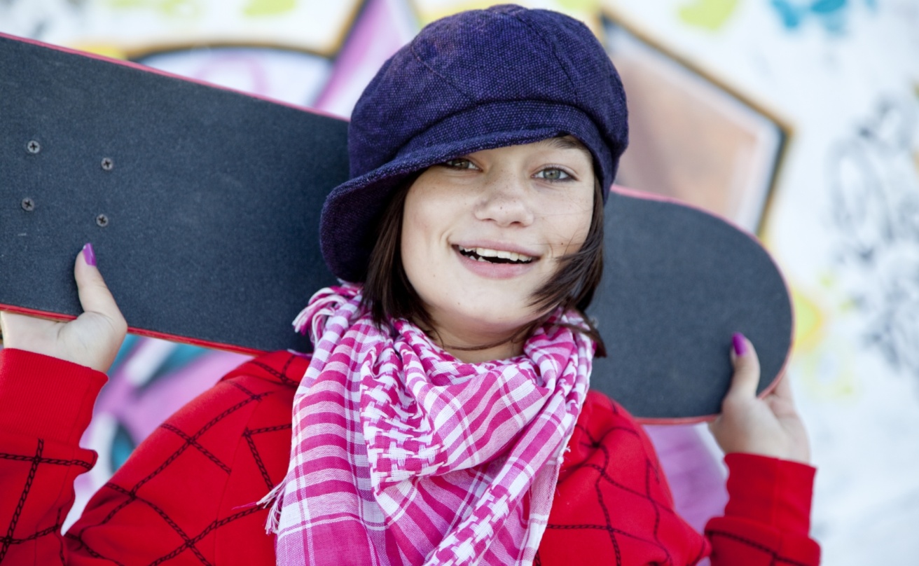 Ung tjej med skateboard