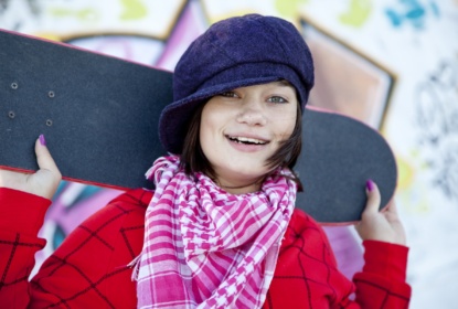 Ung tjej med skateboard