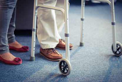 %c3%a4ldre%20med%20rollator%20webb