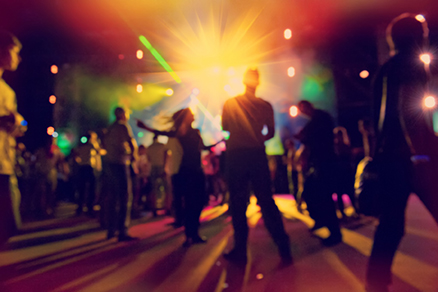 16205435-people-relaxing-and-having-fun-at-a-nightclub%20webb