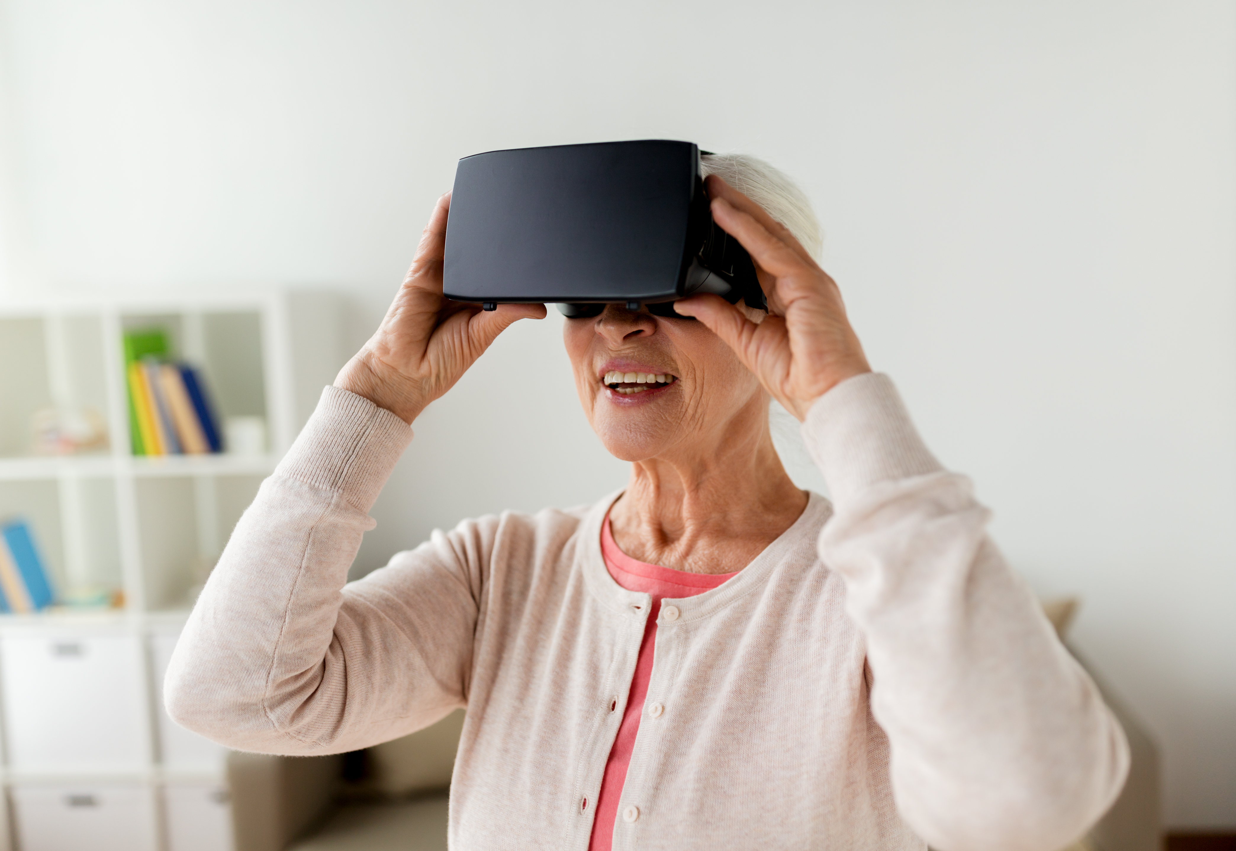 Äldre kvinna provar VR-glasögon.