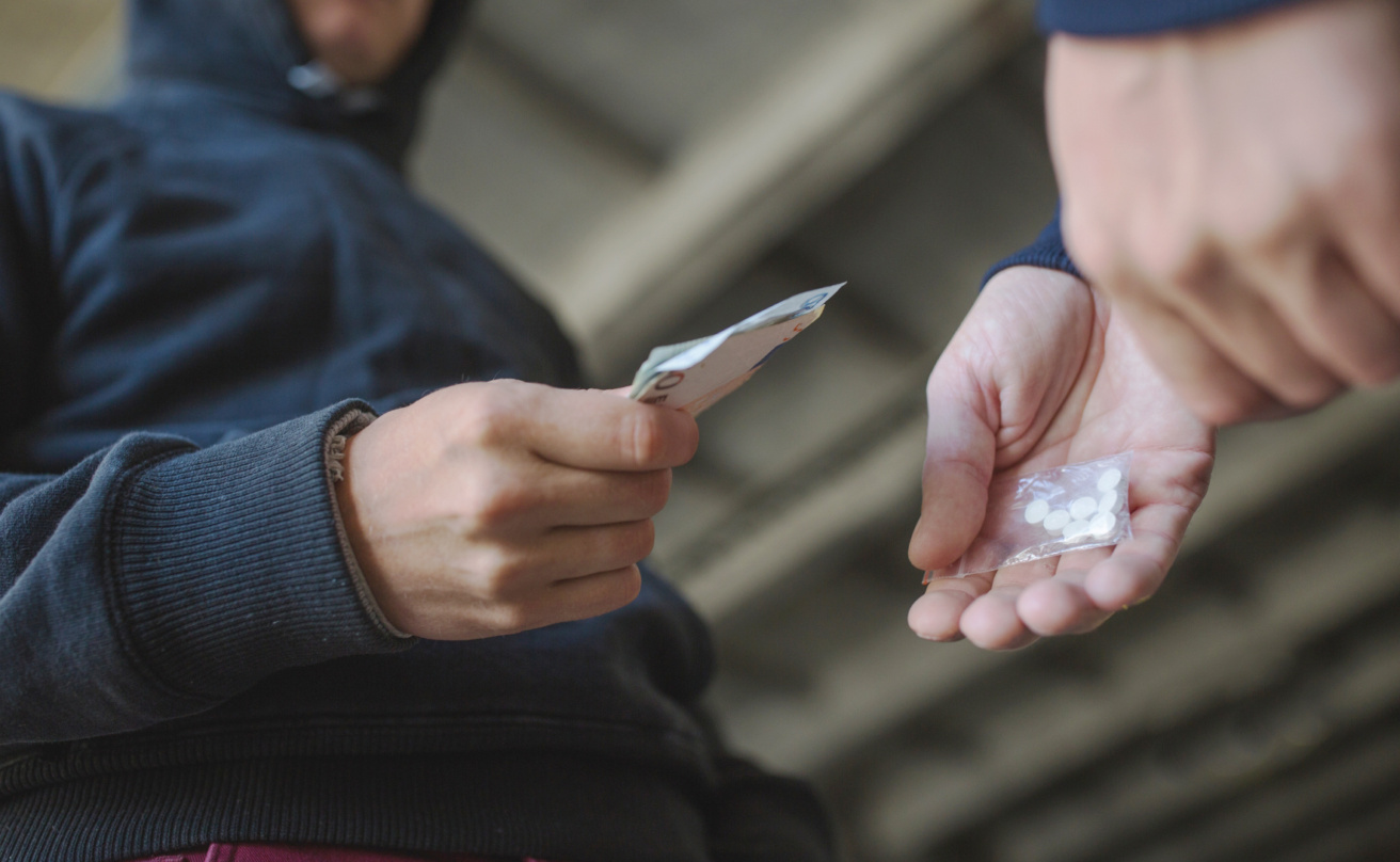 16896135-close-up-of-addict-buying-dose-from-drug-dealer%20webb