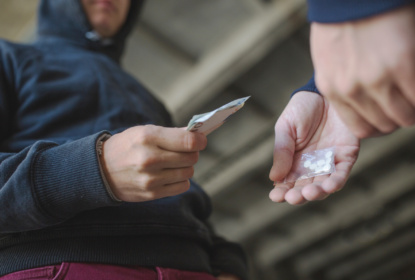 16896135-close-up-of-addict-buying-dose-from-drug-dealer%20webb