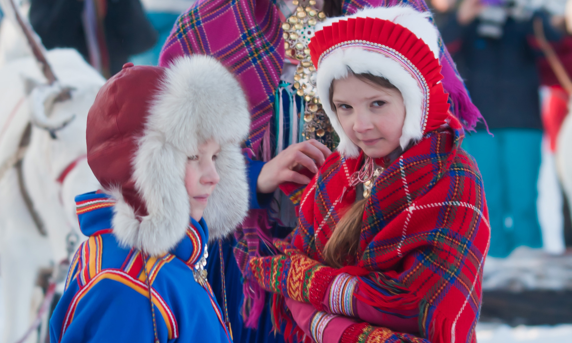 Två barn med samiska kläder.