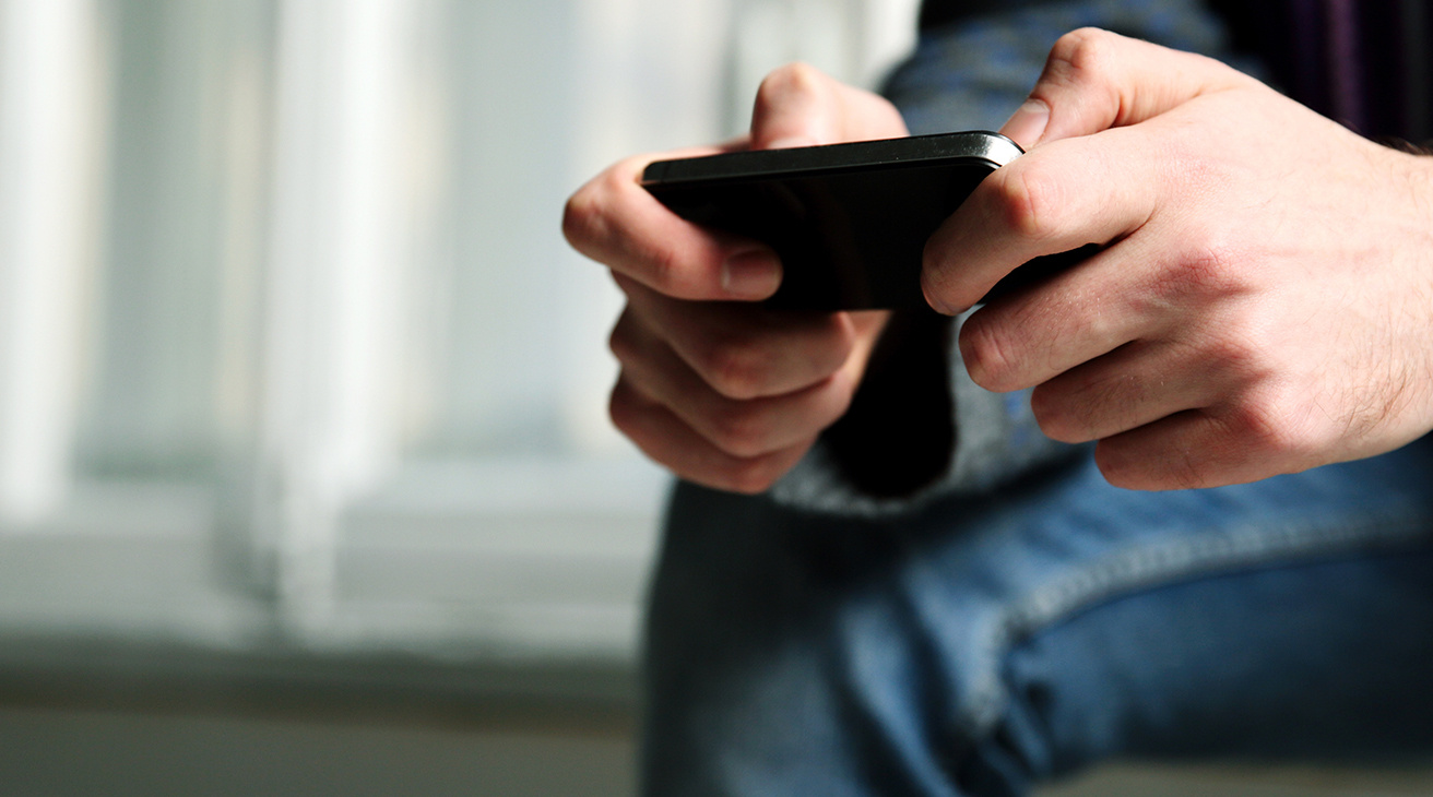 Person spelar på sin mobil