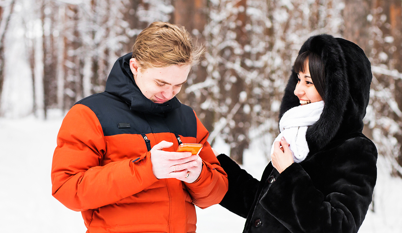 Unga personer ute i snön