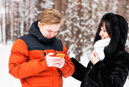 Unga personer ute i snön