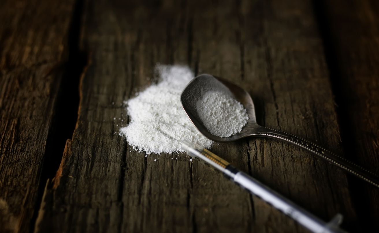 17705294-cocain-drug-syringe-spoon%20webb