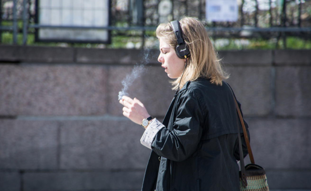 21046629-kvinna-som-roker%20webb