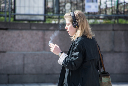 21046629-kvinna-som-roker%20webb