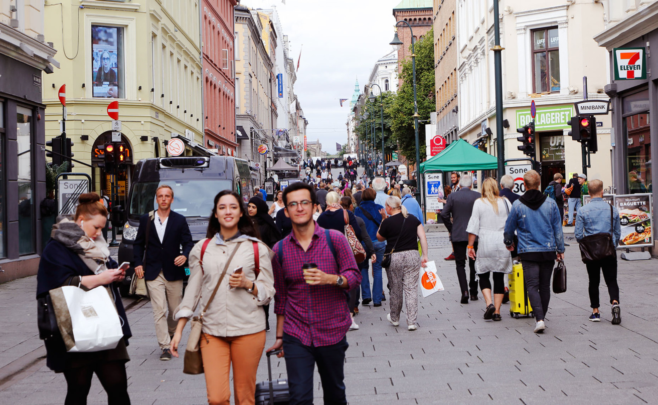 Folk i rörelse i Oslo centum på Karl Johans gate.