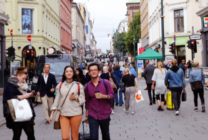 Folk i rörelse i Oslo centum på Karl Johans gate.