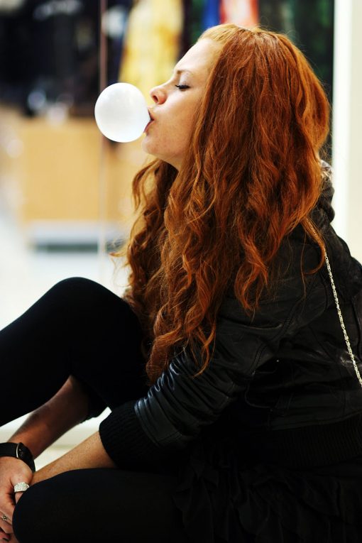 Bild av tjej som blåser en bubbla av ett tuggummi