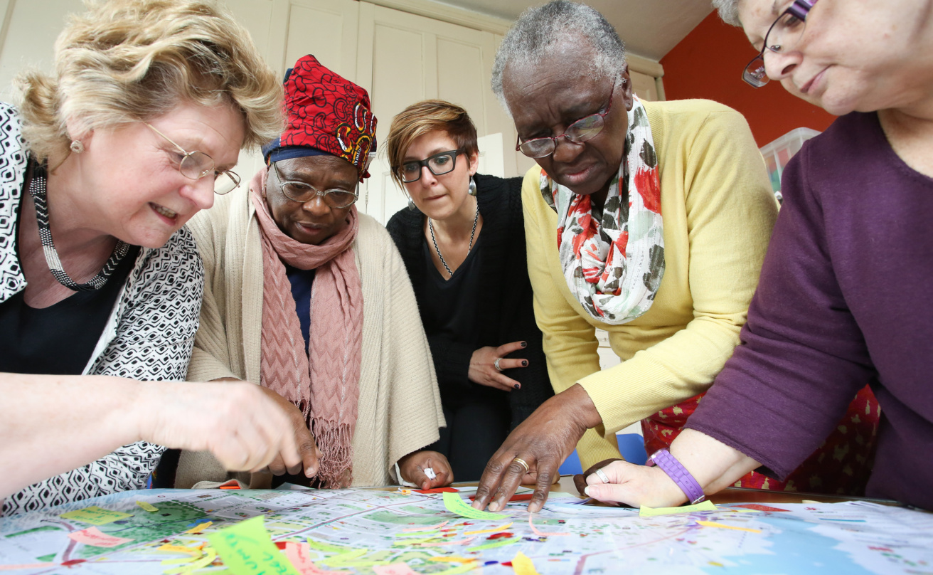 Tine Buffel (mitten) från Manchester står med fyra andra kvinnor och tittar på en karta