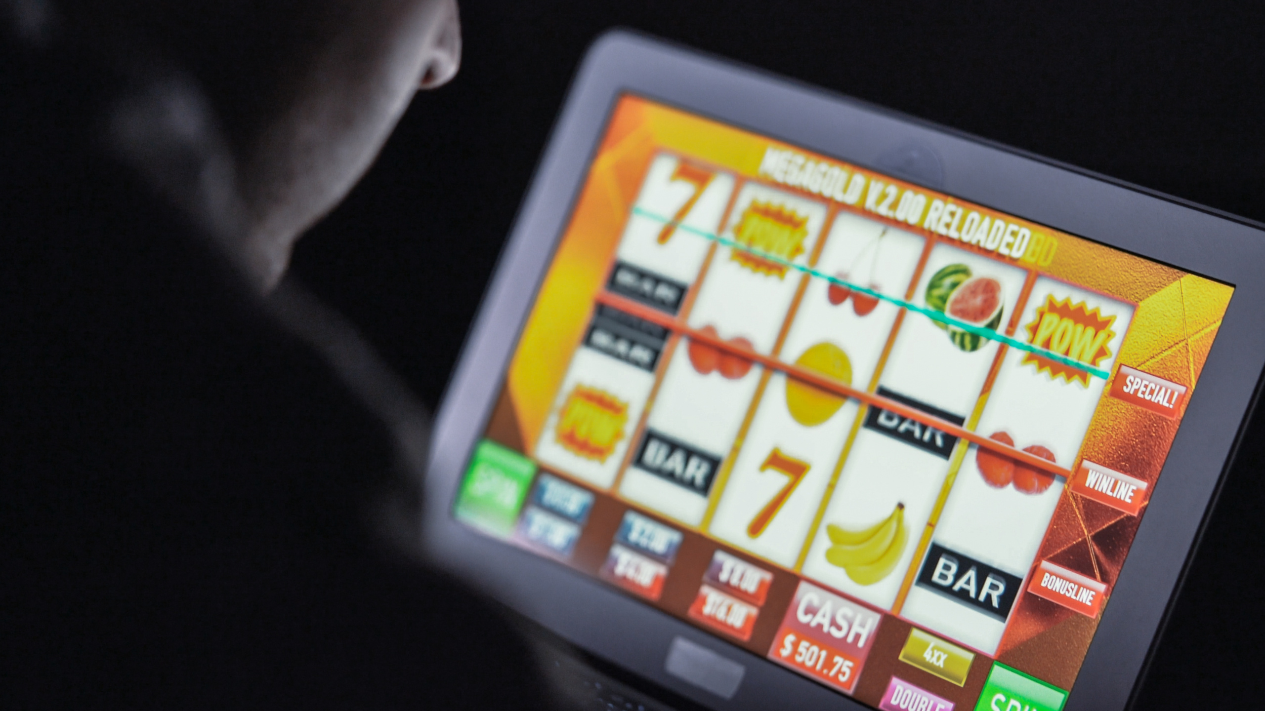 Man spelar fruktspel online