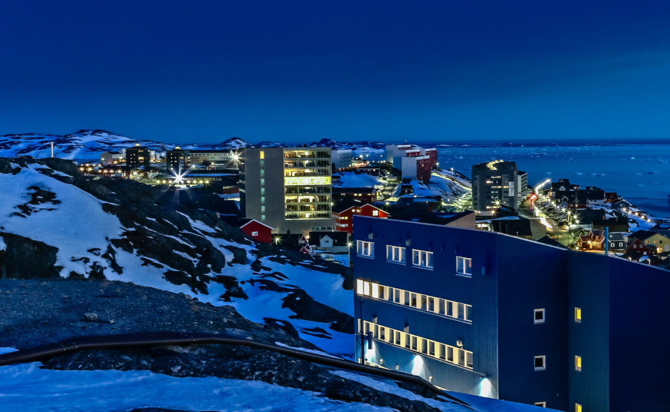 Nuuk i nattbelysning
