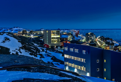 Nuuk i nattbelysning