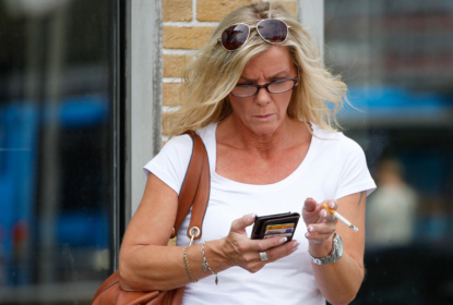 En kvinna som röker
