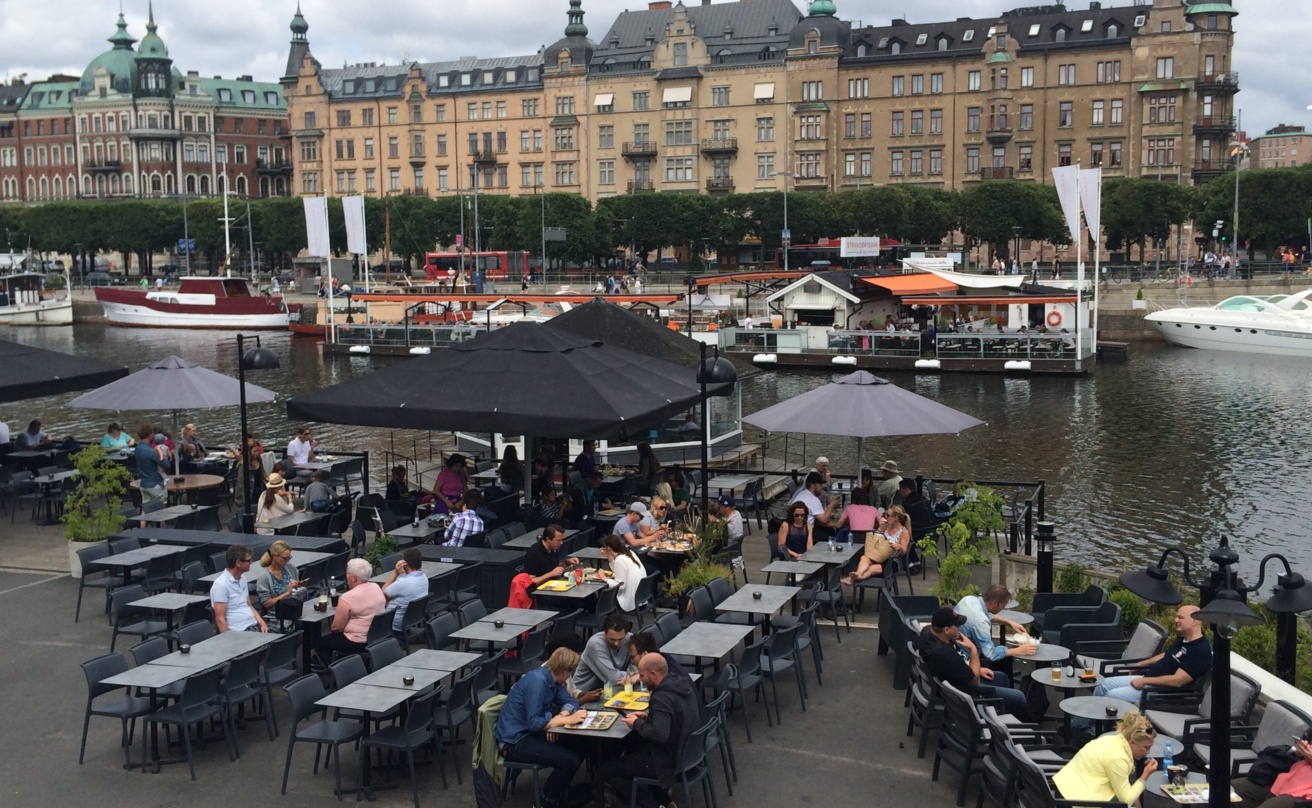 Det är viktigt hur hälsoproblemet framställs – utgör rökning utomhus en hälsorisk för andra och upplevs tobaksrestriktionerna som rimliga?