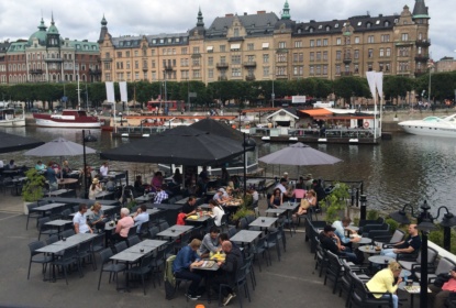 Det är viktigt hur hälsoproblemet framställs – utgör rökning utomhus en hälsorisk för andra och upplevs tobaksrestriktionerna som rimliga?