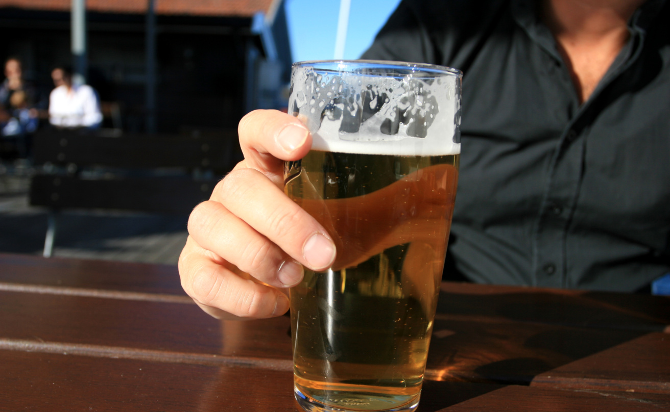 De som dricker alkohol är mer benägna att använda andra beroendeframkallande substanser och att sådan samtidig användning är vanligare ju oftare man dricker - speciellt ju oftare man dricker sig berusad.