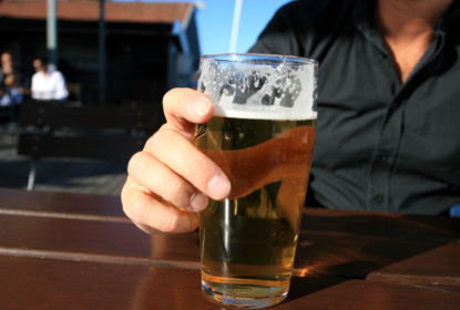 De som dricker alkohol är mer benägna att använda andra beroendeframkallande substanser och att sådan samtidig användning är vanligare ju oftare man dricker - speciellt ju oftare man dricker sig berusad.