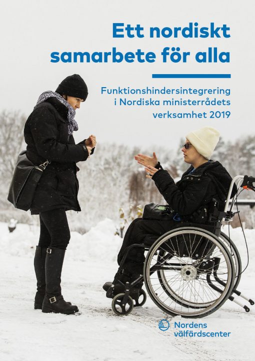 Omslag till publikation. Bild på två personer som talar teckenspråk med varandra. De befinner sig utomhus. Det är vinter och snö på marken. En av personerna sitter i en rullstol.