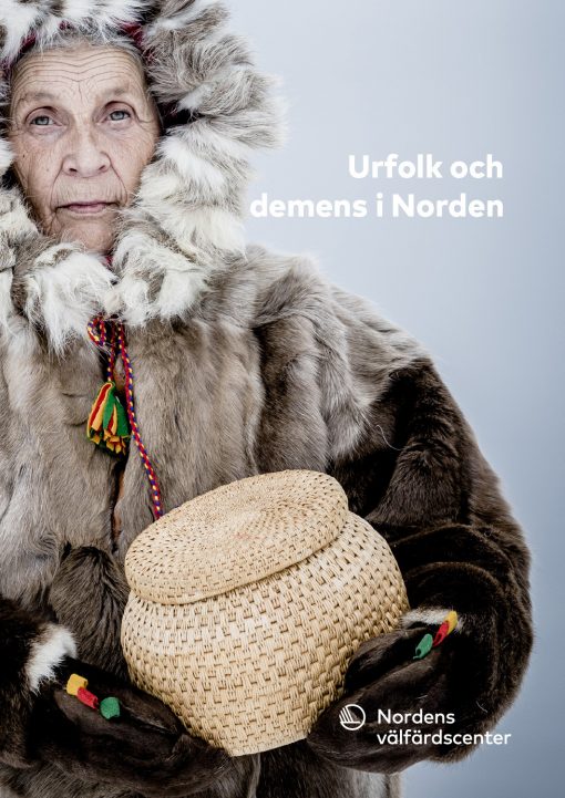 Bild på äldre samisk kvinna i traditionell klädedräkt av renpäls.