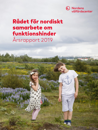 Bild på rapportens omslag. Visar två barn utomhus. på ett fält. Långt bort i bakgrunden syns hus och byggnader.