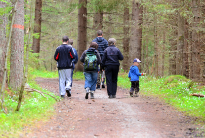 3198731-familj-pa-promenad