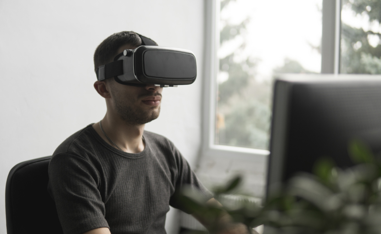 Man med VR-glasögon.